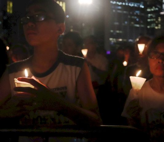 香港六四燭光晚會 數萬人參加