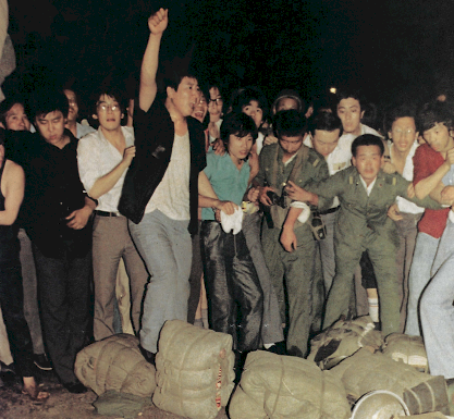 《天安門殺戮》書摘(三):「往死裡打 !」