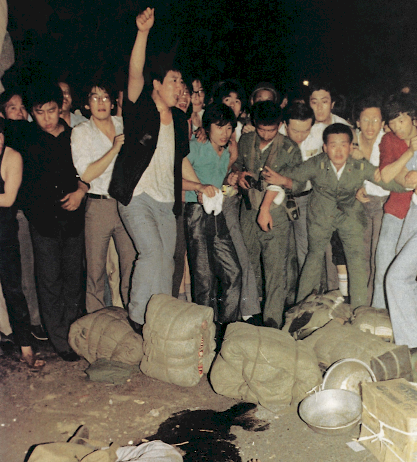 《天安門殺戮》書摘(三):「往死裡打 !」