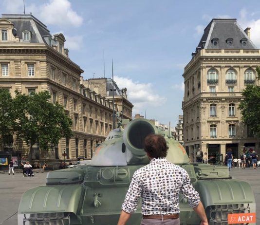法國人權組織紀念六四 巴黎重現坦克人場景