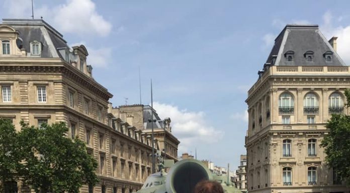 法國人權組織紀念六四 巴黎重現坦克人場景