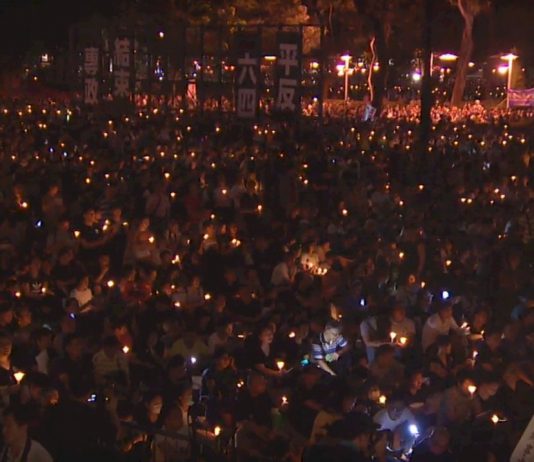 香港支聯會維園六四晚會 約10萬人參加