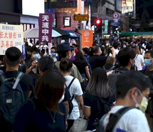 港人不理會當局禁制 參加六四燭光晚會