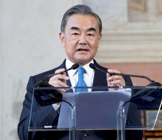 實驗室外洩病毒疑雲再起 王毅:破壞抗疫合作