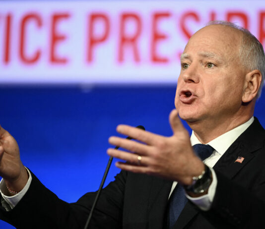 證實天安門事件期間人不在亞洲 華茲:我說錯了