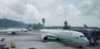 國泰航空開盤前暫停交易 營運恐由中國國航主導