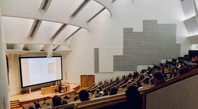 台灣與外國教育方式差異—來自港生的觀察