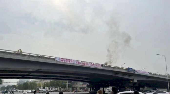 中共二十大/敏感時刻北京街頭現抗議布條 喊罷免國賊習近平