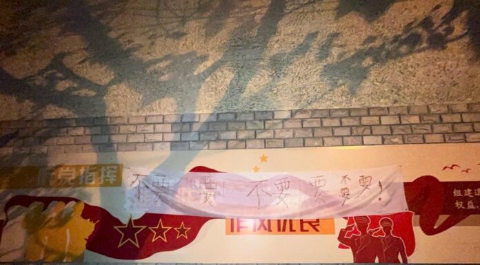 中共二十大/習3連任 上海有年輕人拉橫幅遊行抗議