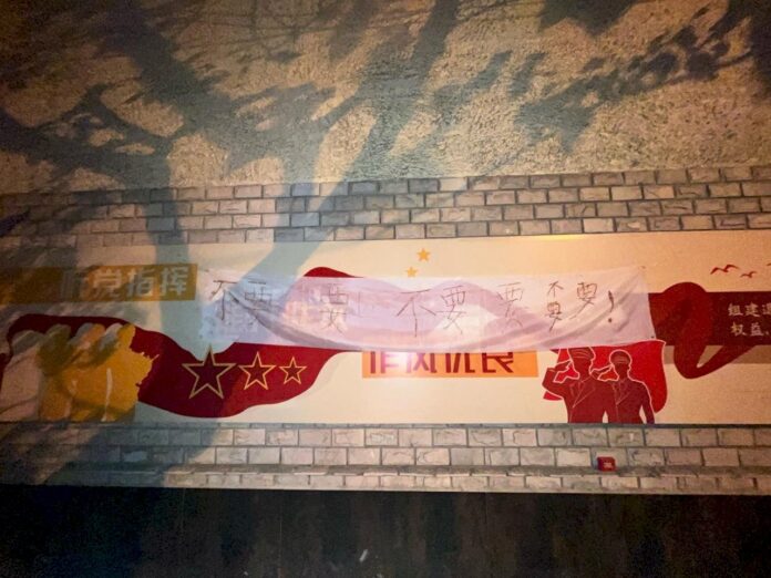 中共二十大/習3連任 上海有年輕人拉橫幅遊行抗議