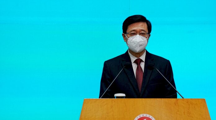 中駐英領事館毆打港人 港特首:應按當地法律處理