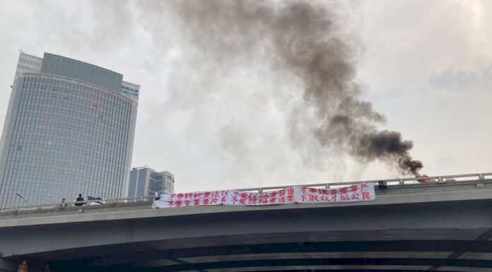 北京街頭現抗議布條 「我看到了」成微博禁語