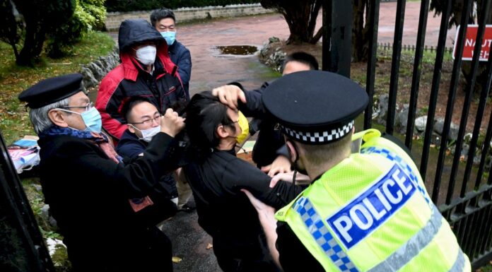 在英港人示威遭毆打事件 英國召見中國臨時代辦