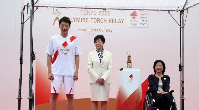 東奧聖火傳遞到東京 小池百合子:象徵希望之路