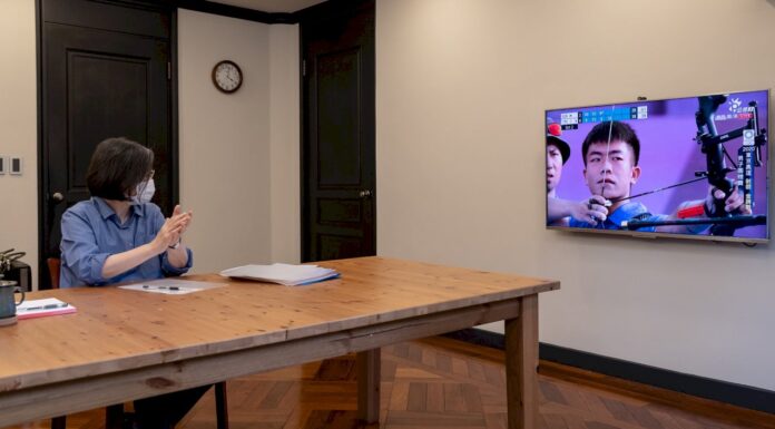 蔡總統趁會議空檔觀戰 恭喜射箭男團摘銀平隊史紀錄