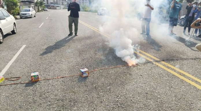 郭婞淳奪奧運金牌 親友開心放鞭炮慶祝