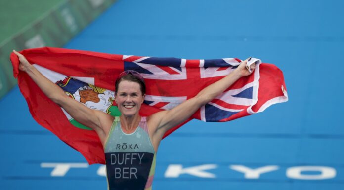 鐵人三項達菲稱后 抱回百慕達史上奧運首金