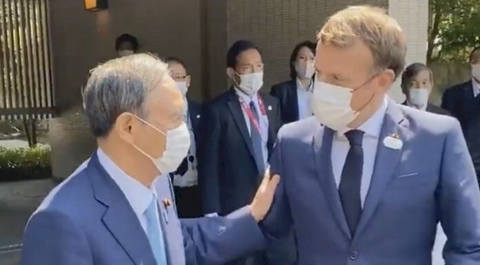 馬克宏東京會見菅義偉 盛讚法日友好關係