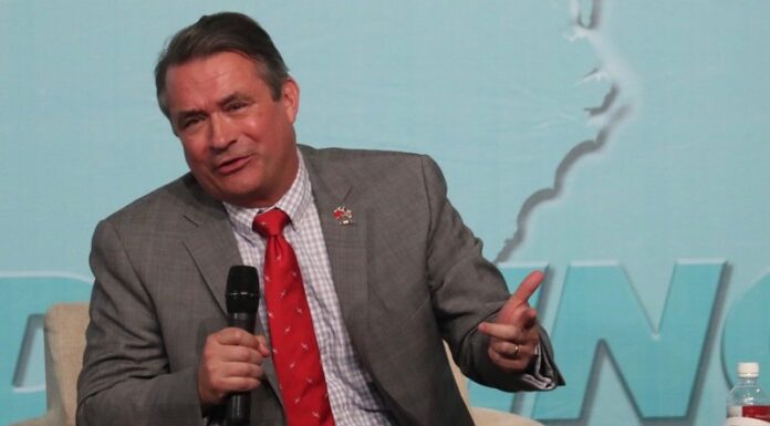 美議員賀麟洋配奪金 籲讓台灣用自己國旗參賽