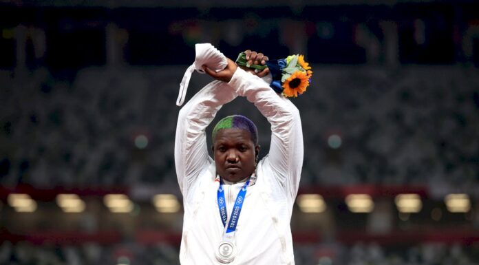 美選手桑德斯聲援受壓迫者 東奧頒獎台抗議首人